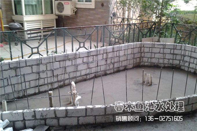 广州别墅花园鱼池正在施工中。。。